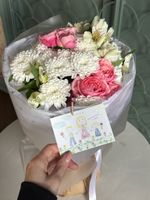 Букет из кустовой пионовидной розы, альстромерии и хризантемы