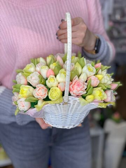 корзина с 55 тюльпанами из мыла