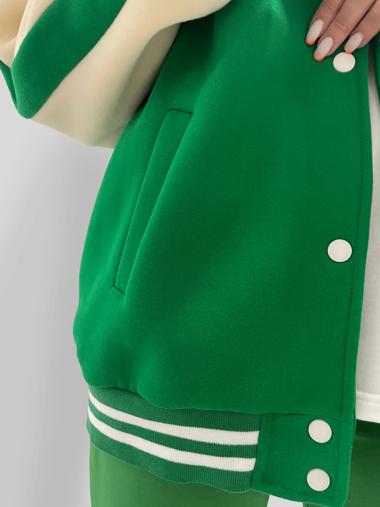 Куртка-бомбер JN 9231 с надписью Too Unique и с двумя полосками на манжетах и воротнике\Зеленый оптом