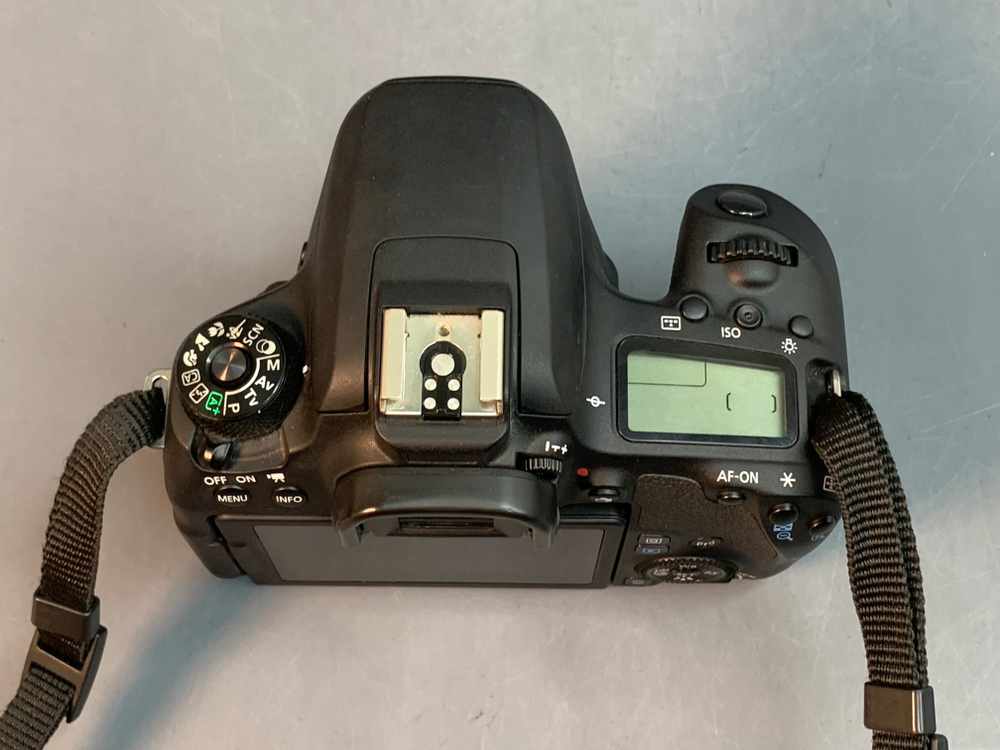 Canon EOS 77D Body 18.400 кадров