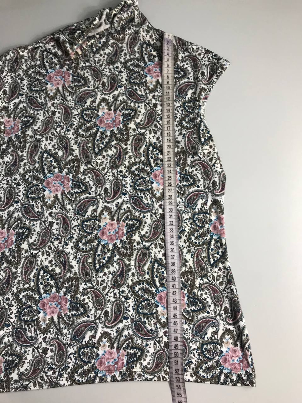 Блузка пестрая и практичная, визуально на 44 размер