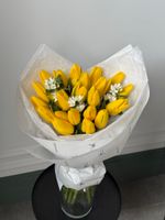 Букет из 21 желтых тюльпанов и белого оксипеталума
