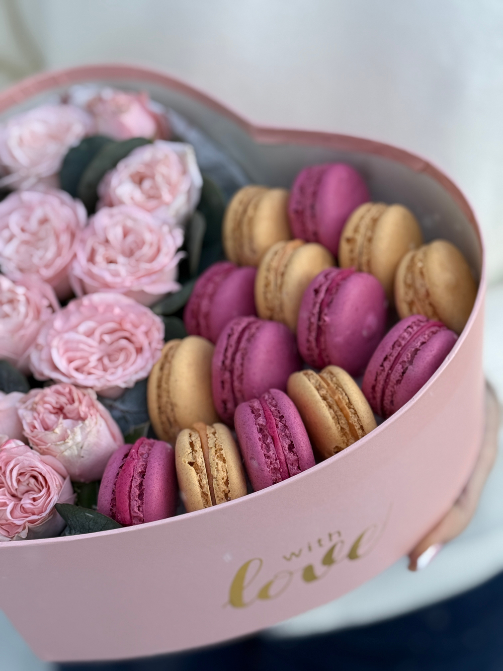 «Сердце» с пионовидными кустовыми розами, эвкалиптом и яркими макарунс от Флора Маркет, размер M