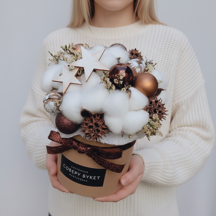 Новогодняя композиция из хлопка, сухоцветов и ёлочных украшений