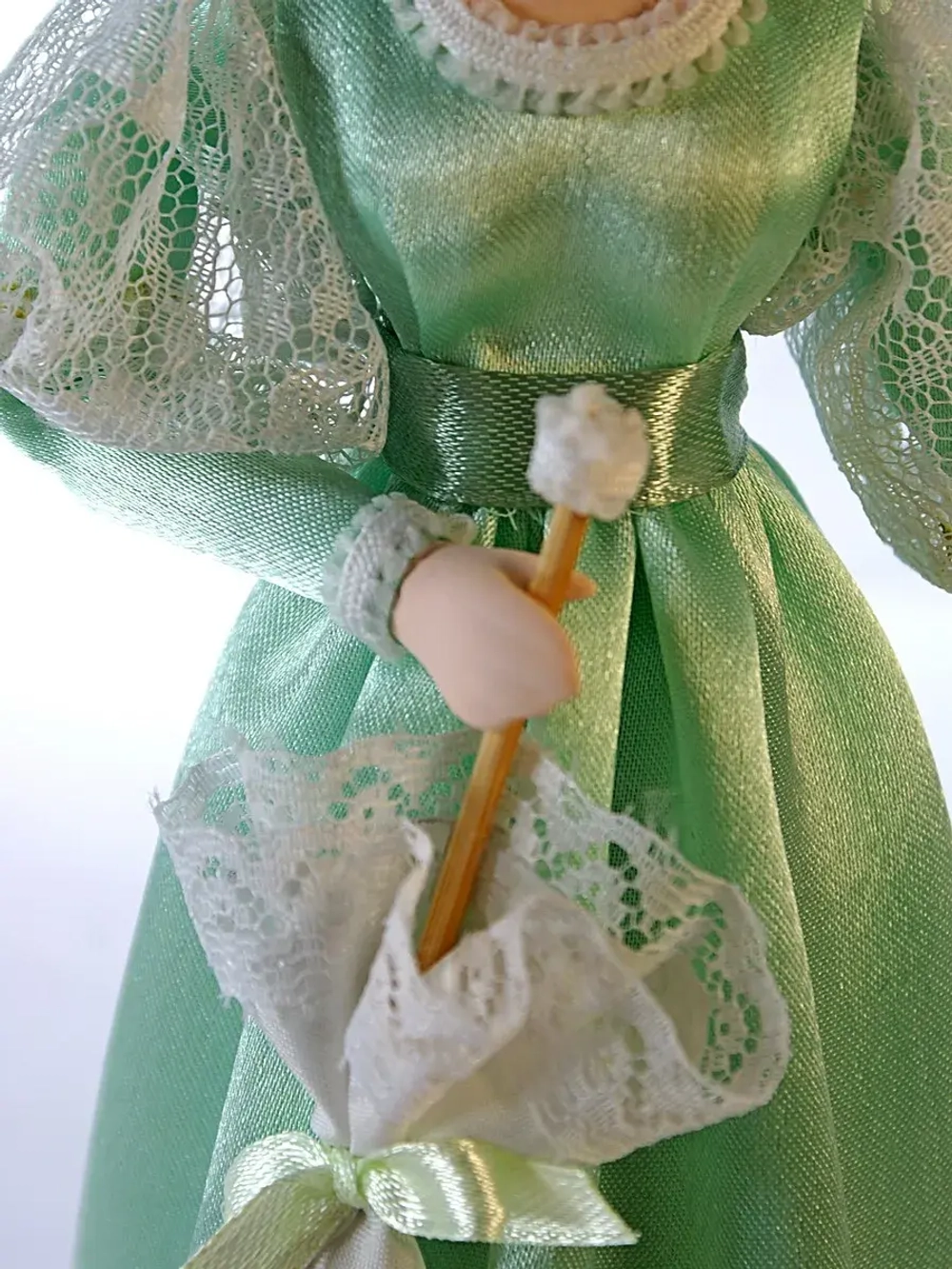 Кукла фарфоровая в летнем платье с зонтиком