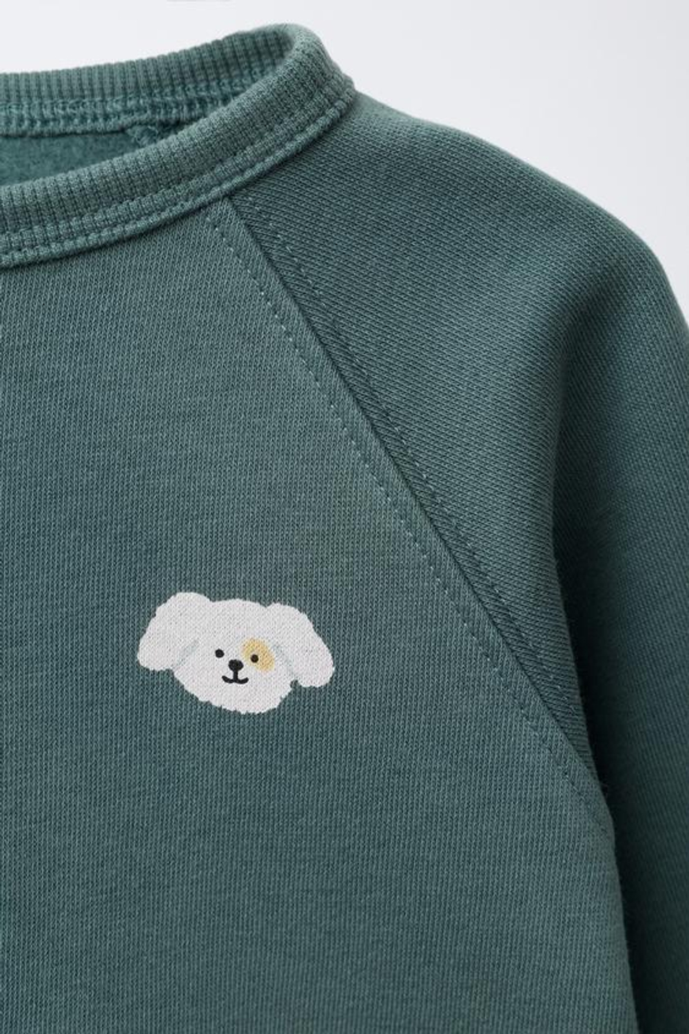 ZARA КОМПЛЕКТ ИЗ ТОЛСТОВКИ И ДЖОГГЕРОВ С ПРИНТОМ, НЕФТЯНОЙ