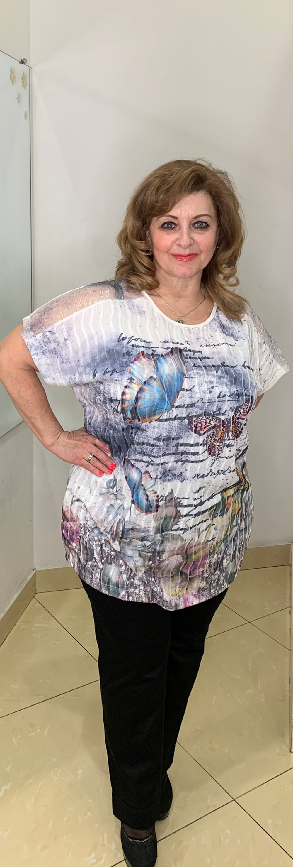 Светлый нарядный блузон с бабочками