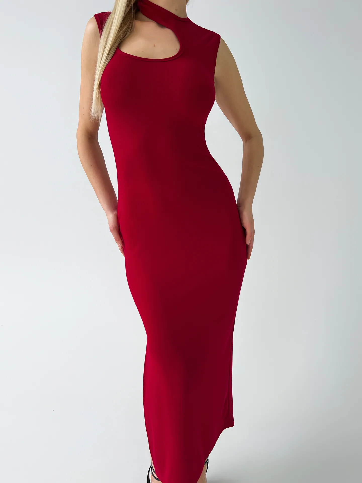 Платье Shopogolik длинное однотонное без рукавов с вырезом на груди