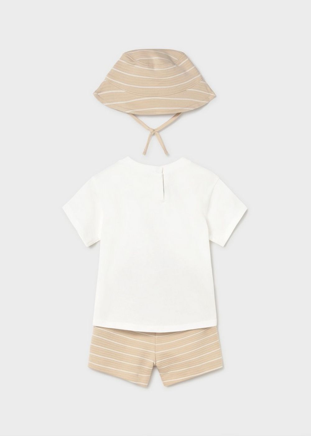 футболка с шортами и панамкой