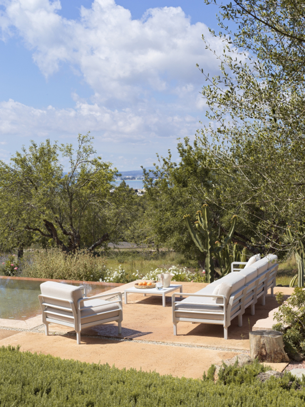 Кресло пластиковое с подушками Nardi Maximo Poltrona, гипс, жемчуг