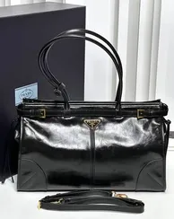 Кожаная большая сумка Prada Bonnie