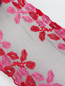 Вышивка на сетке черная с красными и розовыми губами неэластичная ширина 24 см ОТРЕЗЫ