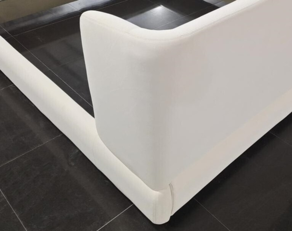 Двуспальная кровать с широким изголовьем Reeves