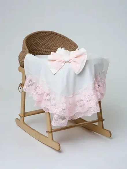 Кружевной уголок и бант на выписку