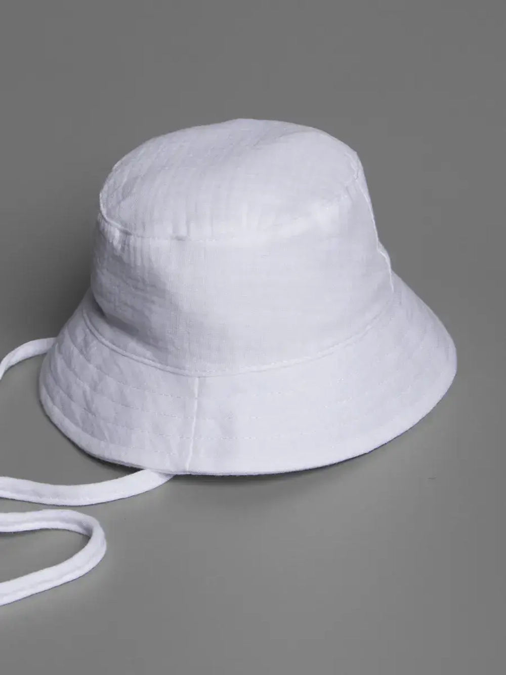 Белая детская панама на лето с завязками