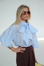 Блуза с рукавами-буфами и бантом