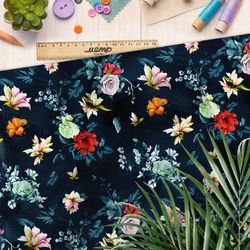 Ткань таффета цветы на темно-синем фоне