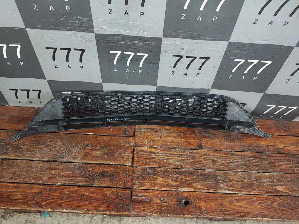 Решетка переднего бампера Mercedes A (W177) 18-нв Б/У Оригинал A1778859100