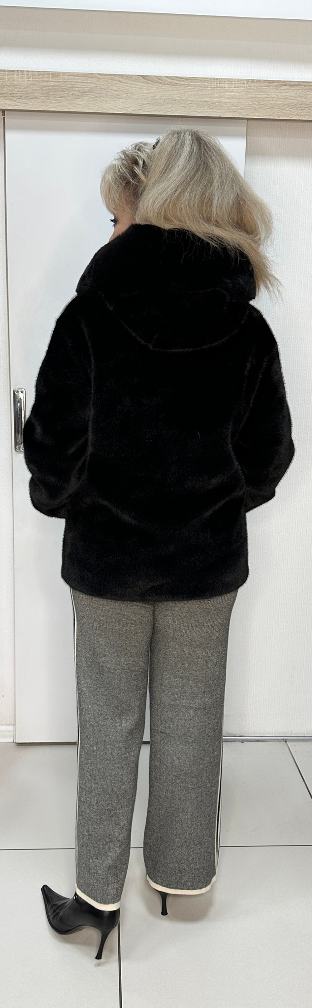 Черная куртка-шубка из искусственного меха с капюшоном