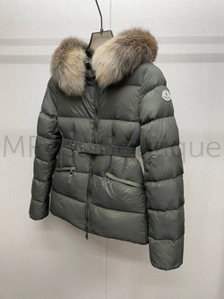 Женский короткий пуховик Moncler Boed (Монклер) с меховой отделкой на капюшоне