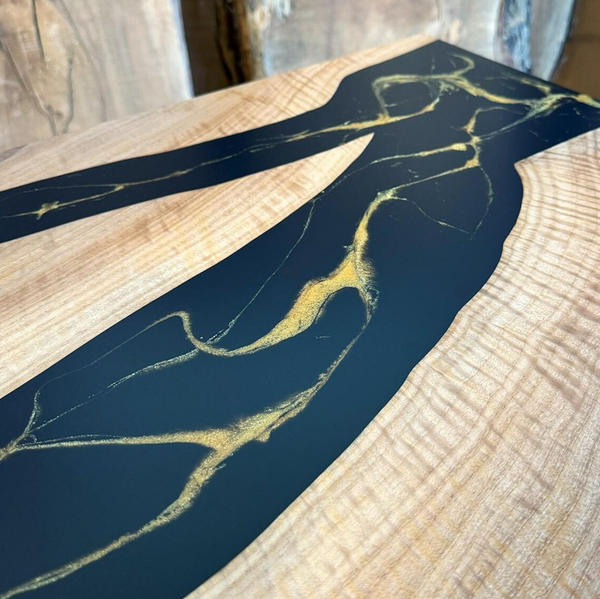 Черно-золотой сервант из ореха