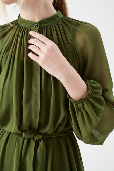 Платье со сборкой зеленого цвета