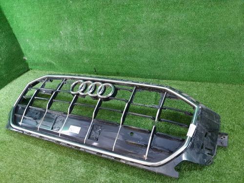 Решетка радиатора Audi Q8 (2018-2023)