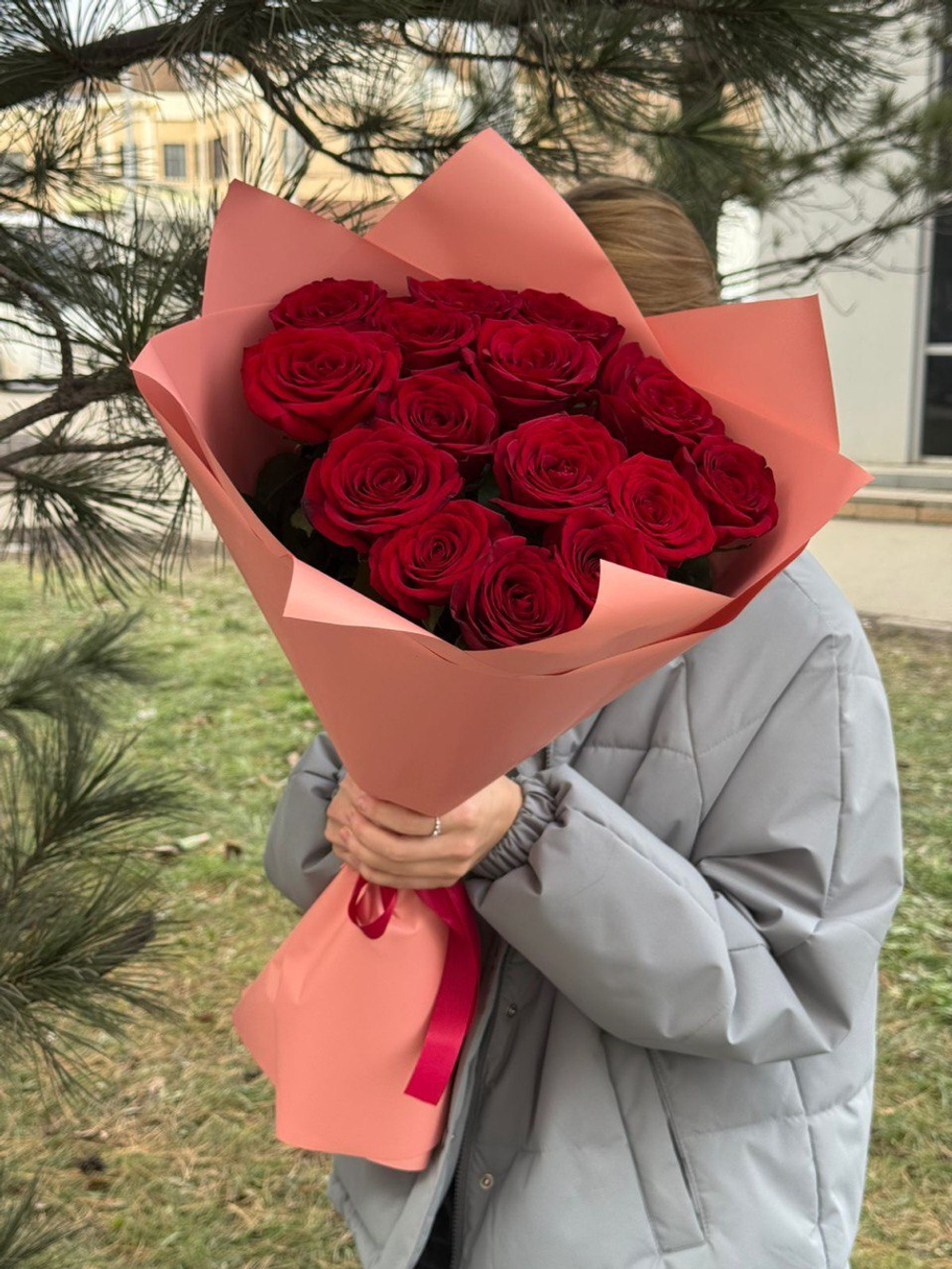 Букет из 15 роз Рэд Наоми 60 см