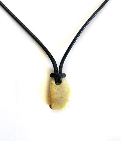 Кулон из янтаря натурального на кожаном шнурке (45 см), длина кулона 2 см