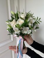 Свадебный букет из одноголовых роз и альстромерии