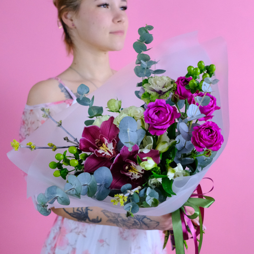 Купить Яркий букет с орхидеей и пионовидными розами #918