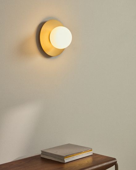 Настенный светильник Brisia из металла в матовой латунной отделке с плафоном Ø20 см