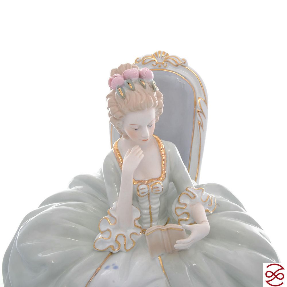 Статуэтка Royal Classics Девушка с книгой 28 см