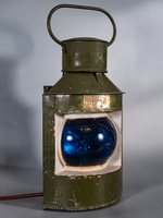 Судовой навигационный фонарь WOODandROOT 1957 года с оригинальным зелёным корпусом и синим стеклом, сохранённый в аутентичном состоянии.