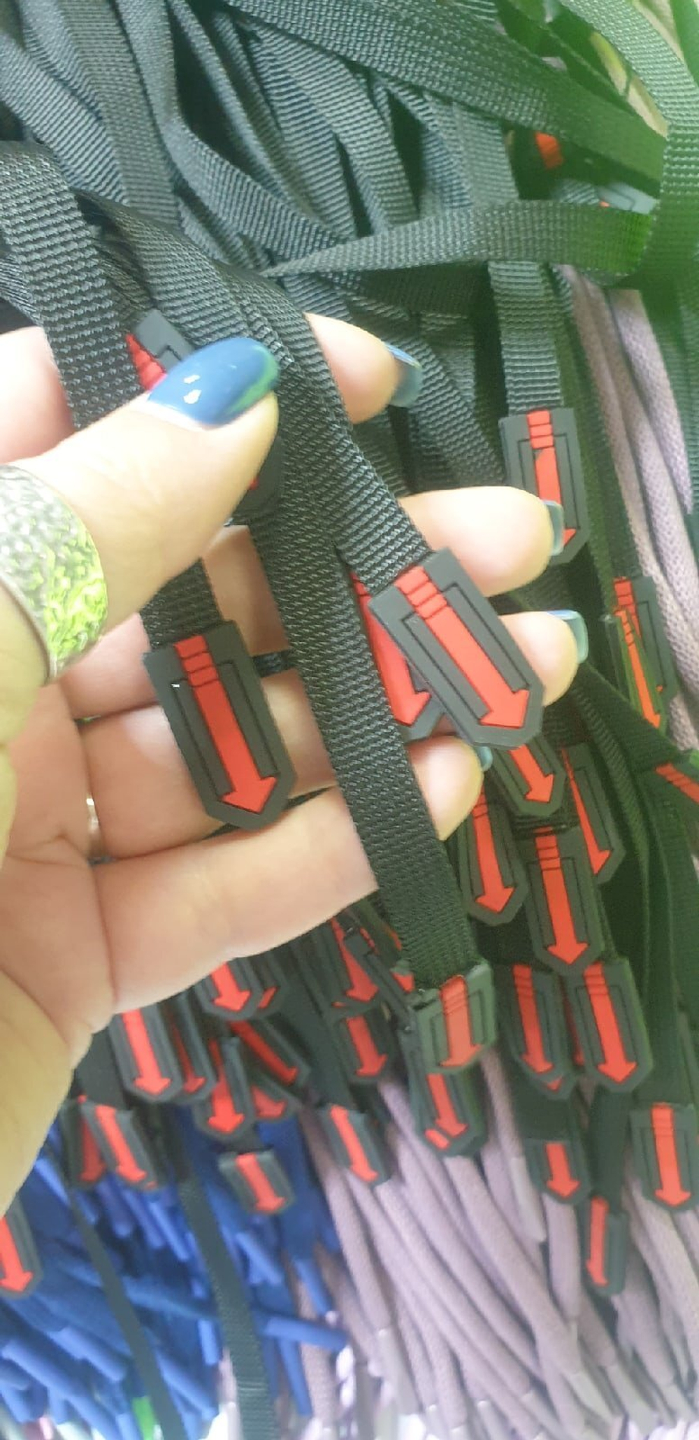 Шнурок (130 см), цвет- Красная стрелка