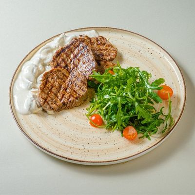 Медальоны с грибным соусом