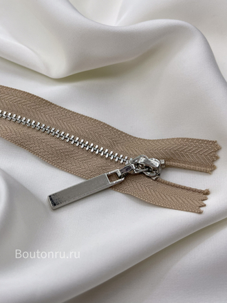 Молния бежевая серебро