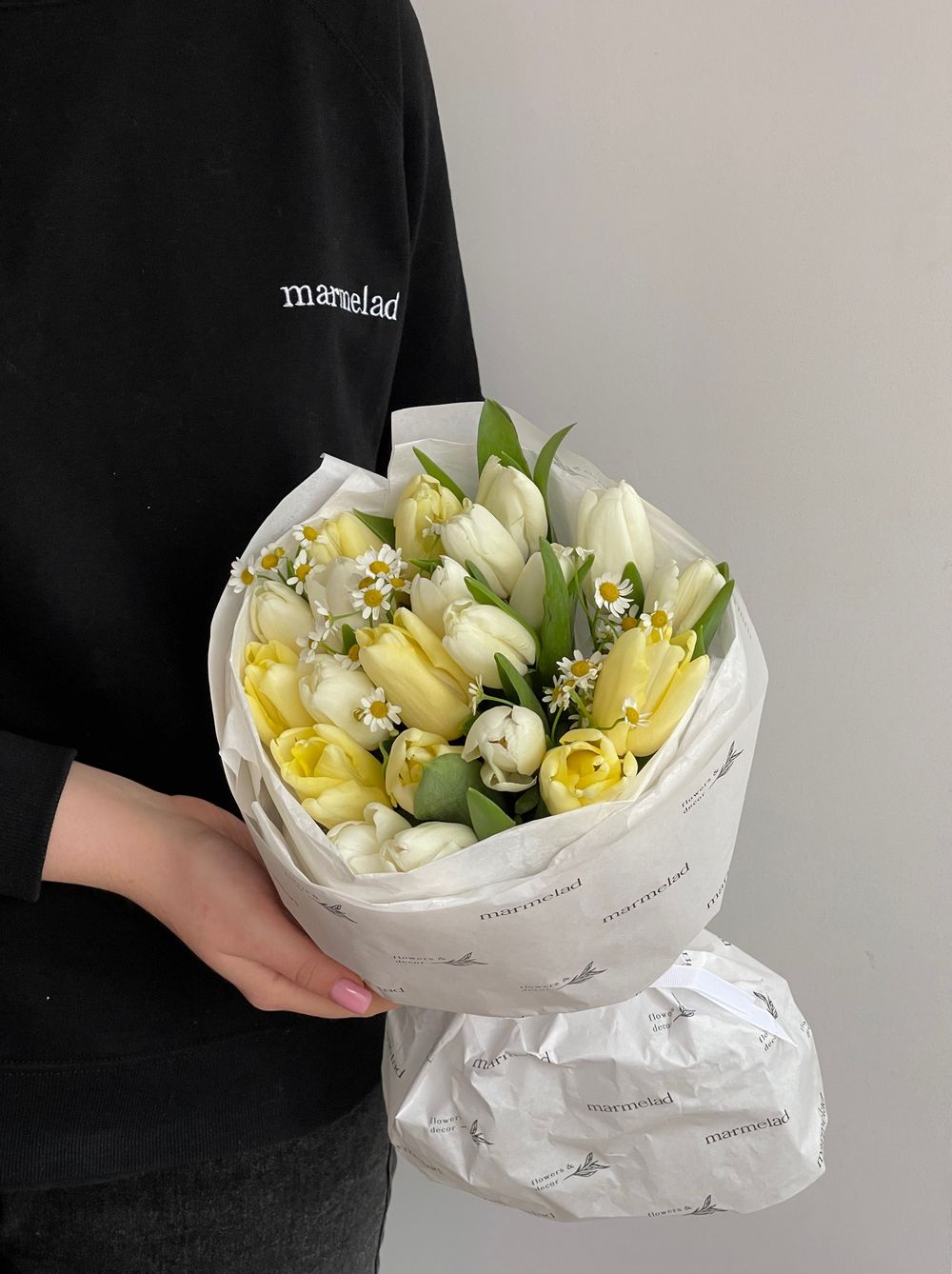 Букет из 21 белых, лимонных тюльпанов и ромашек