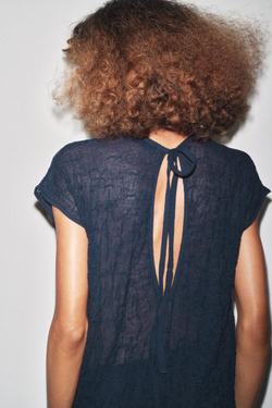 ZARA ТРИКОТАЖНОЕ ПЛАТЬЕ МИДИ С ЭФФЕКТОМ ЖАТКИ, МОРСКОЙ СИНИЙ