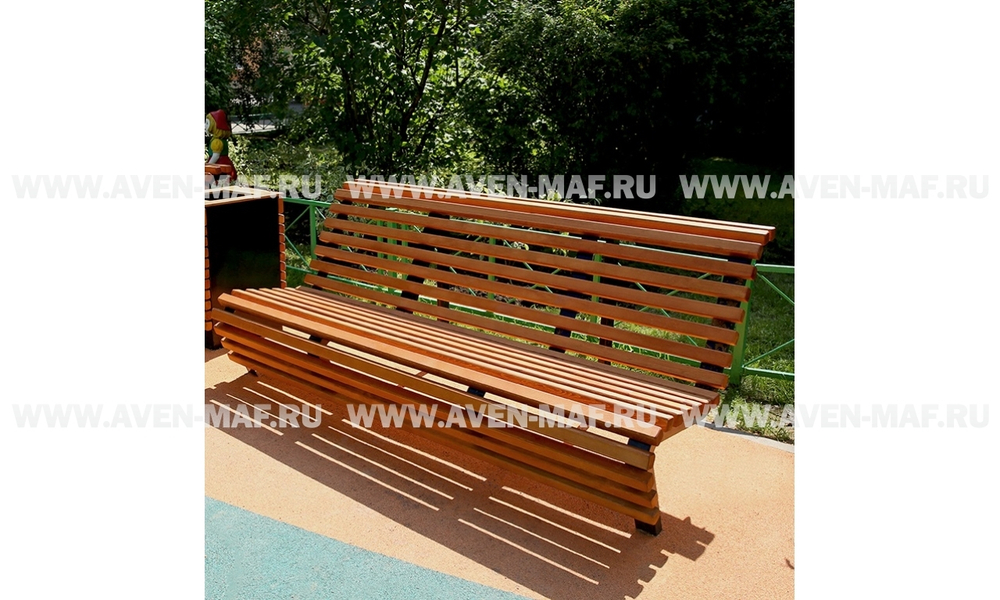 Скамейка на металлическом каркасе
