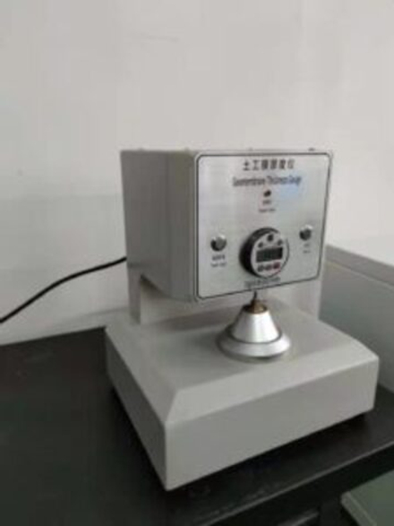 Automatic geomembrane thickness gauge