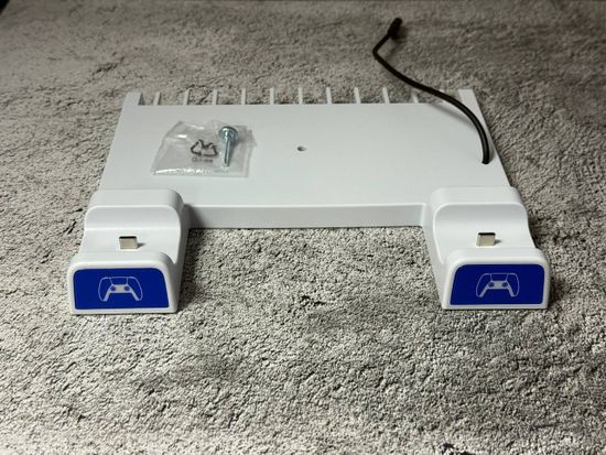 PS5 Подставка для консоли и двух Геймпадов, с функцией подзарядки (PEGA P5S009)