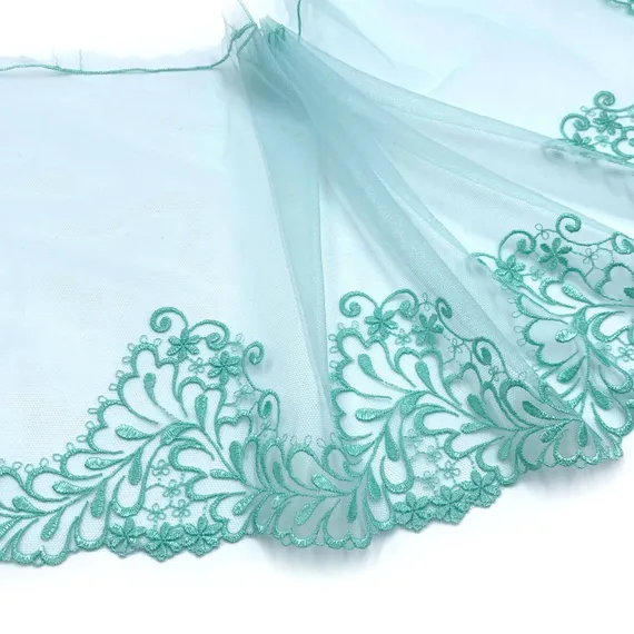 Вышивка на сетке ментол 20 см (правая)