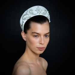Кокошник M белый с декором из жемчуга и серебристых бусин