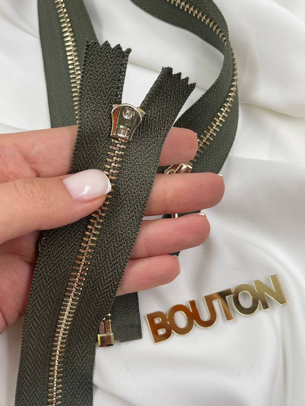 Молния зеленая (хаки) с золотистым массивным кольцом