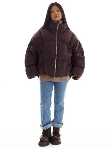 Объемный шоколадный пуховик со съемной манишкой-капюшоном