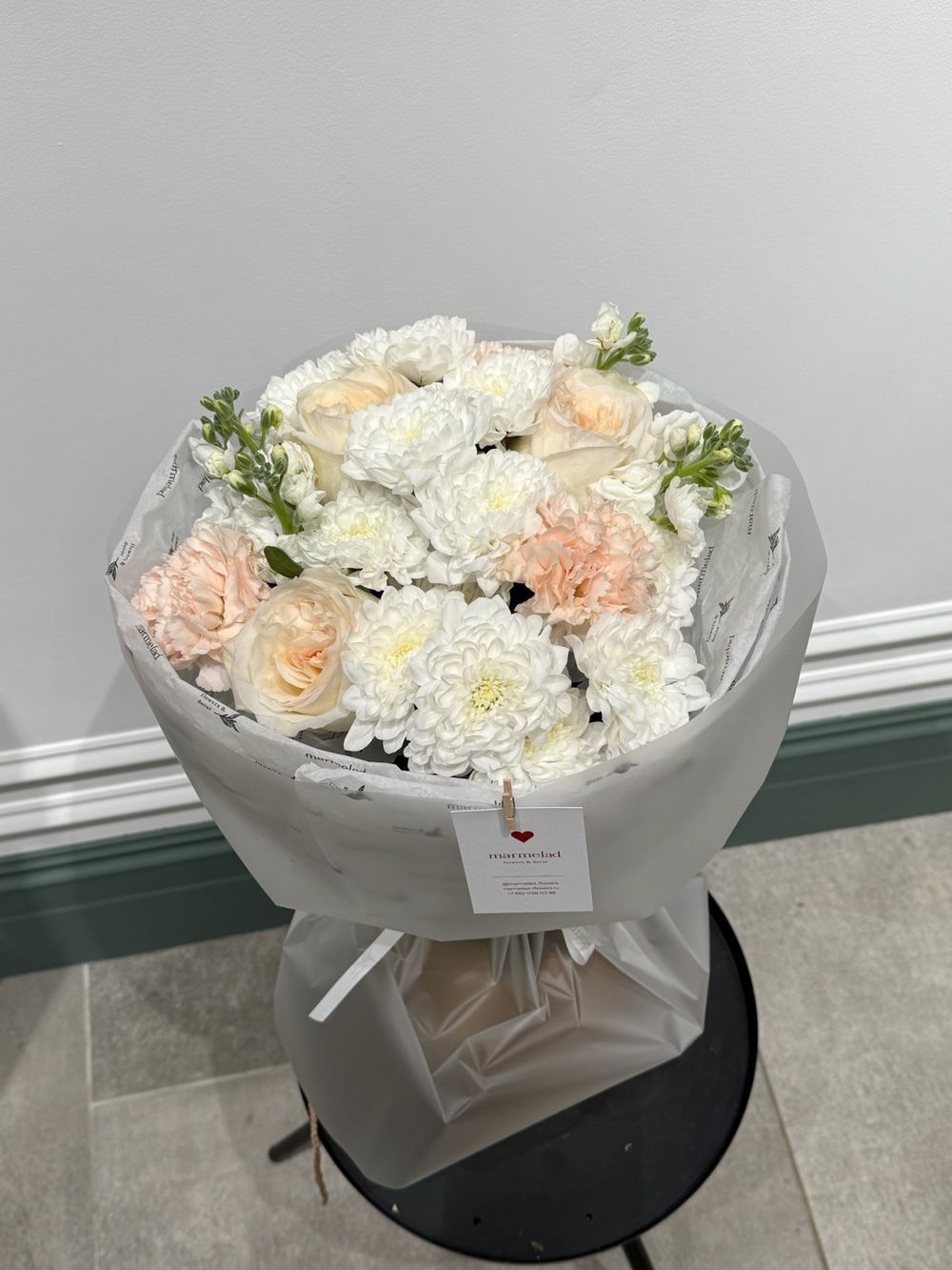 Сборный букет из кустовой пионовидной розы, хризантемы и маттиолы