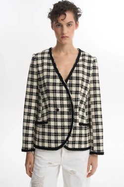 Приталенный жакет из твида в клетку