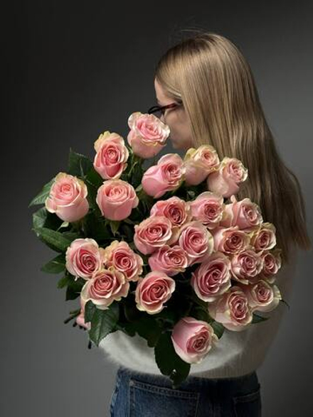 Букет из 25 розовых роз под ленту