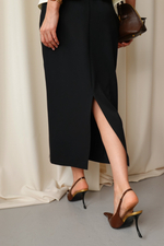 Костюм с юбкой и приталенным жакетом